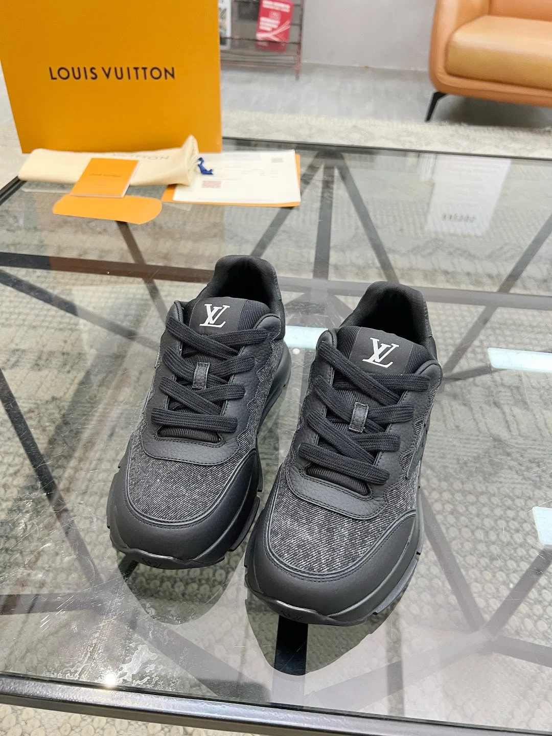 Factory price: 460💰LV🔍Top purchasing agent🇮🇹 Road The popular sports sneakers counter of the popular street man is synchronized with the uppers of Italian cowhide and cloth fabrics, high-quality splicing and complex craftsmanship, imported breathable mesh inner pads, soles: original soles specially provided by the original factory, T men's men's shoes 💰U exclusive movable molded soles are super comfortable, original factory single goods, 🔍🔍high quality, you can enter and exit the counter at will, welcome to compare. Code number 38-44, (45 customized)